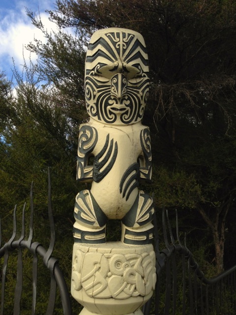 maori wooden statue
