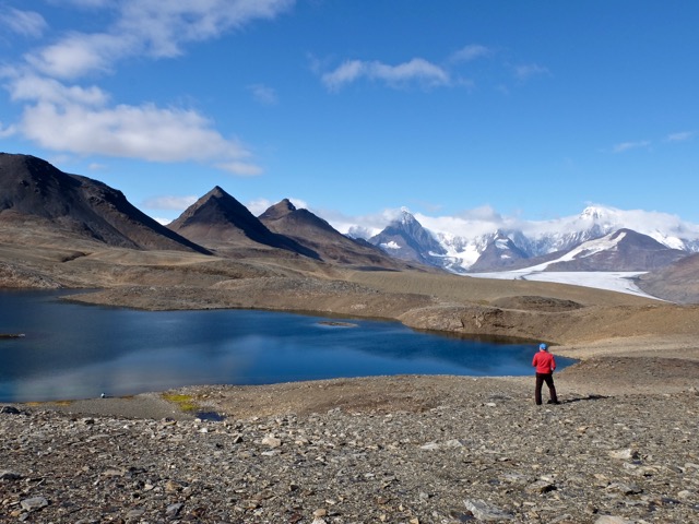 lakes mountains and glaciers on the crest of the Shackleton hike