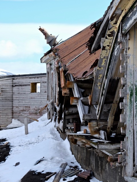 derelict buildings at Whalers Bay